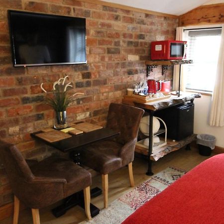 Boutique Garden Lodge @ The Larches Wolverhampton Exterior foto