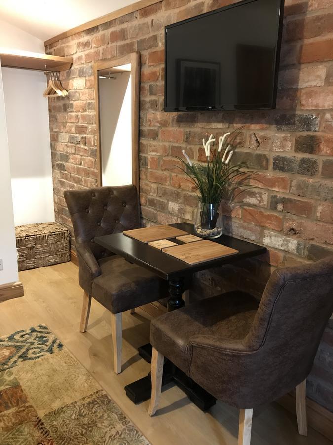 Boutique Garden Lodge @ The Larches Wolverhampton Exterior foto